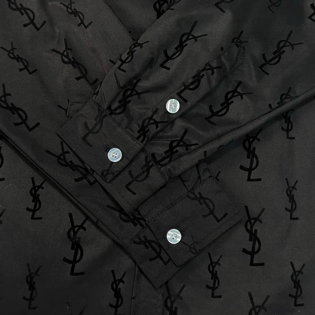 New batch 💰230 model number: G230 SAINT LAURENT YSL new flocked all-over printed shirt top 1️⃣The upper body of the fabric is soft and comfortable, extremely delicate, feels solid, smooth and soft. It has the characteristics of the fabric being wrinkle-free and the hand feel is invincible. The details are handled perfectly! 1️⃣This year’s most popular all-over printing element, full of high-end sense, customized original flocking fabric, combined with the classic YSL flocking pattern for a super high-end feel! 3️⃣The upper part of the body is versatile and white, and it is crazy to call. The YSL flocked shirt with super good looks is a style that you will fall in love with at a glance. The upper part of the body shows off the temperament. It is the same style for men and women. It is a versatile shirt jacket for couples! Color: black Size: M, L, XL